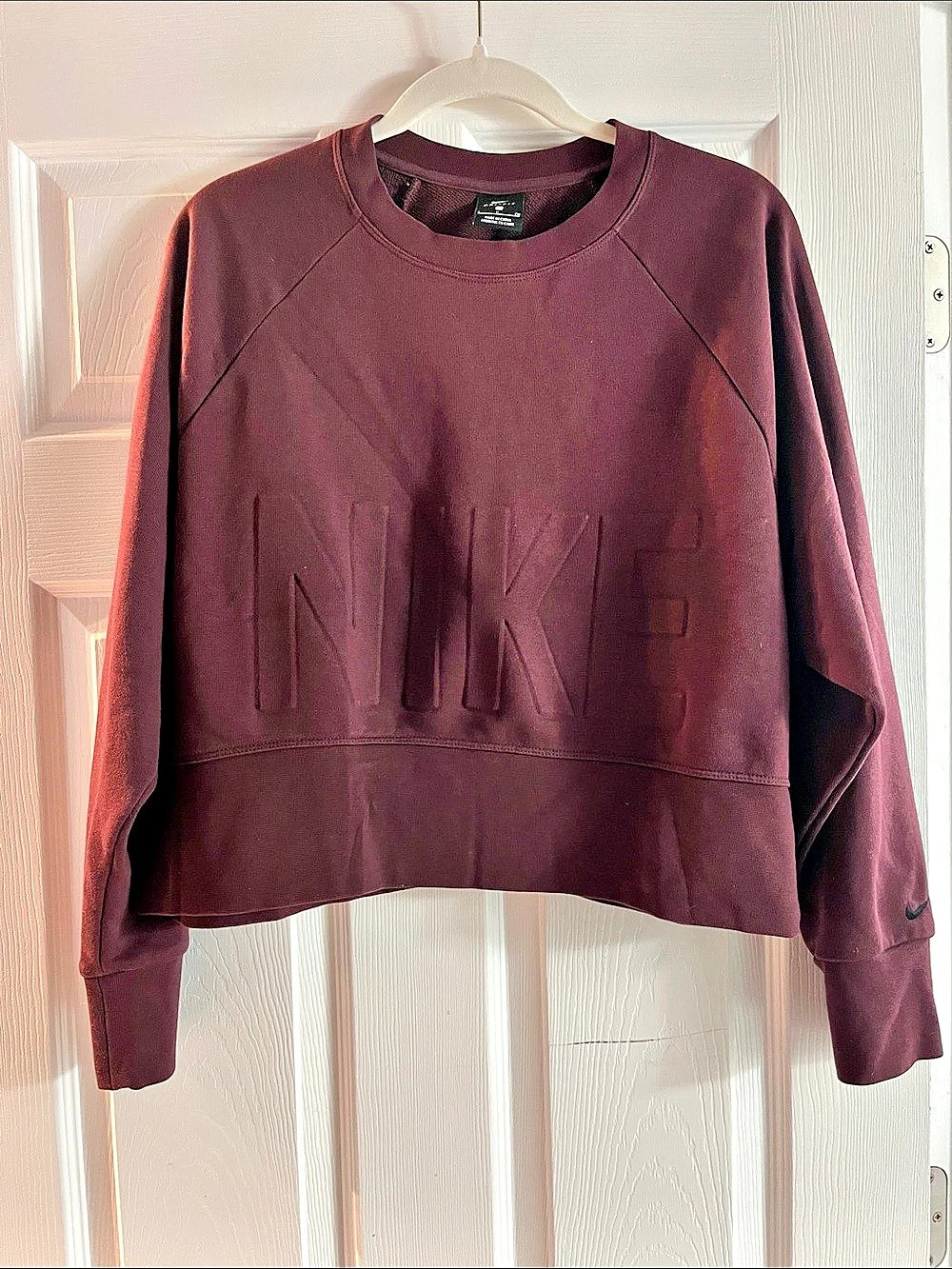 Nike Dri-FIT Embossed Logo Slightly Cropped Sweatshirt Purple (Plum) size Small